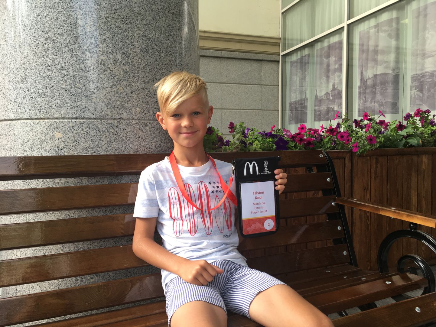 Pühapäevases MM-finaalis osaleb ka üks eestlane - 8-aastane FC Ülenurme noormängija Tristen Kool on üks 22st jalgpallurite väljakule saatjast. «Kõige rohkem tahaksin väljakule saata Kylian Mbappe. Ta on nii ägedalt kiire!» sõnas eile Moskvasse jõudnud Tristen.