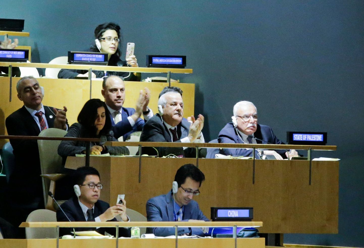 Palestiina suursaadik Riyad H. Mansour ÜRO juures ja tema delegatsioon eilsel peaassamblee hääletusel rõõmustamas.