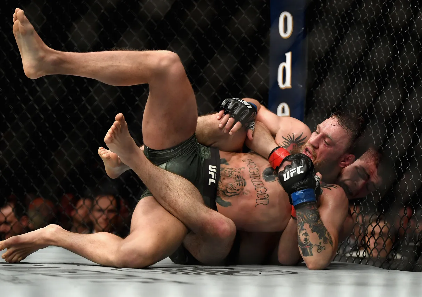 Conor McGregor Habib Nurmagomedovi haardes. Kahjuks on matši sportlikust poolest vähe rääkida.