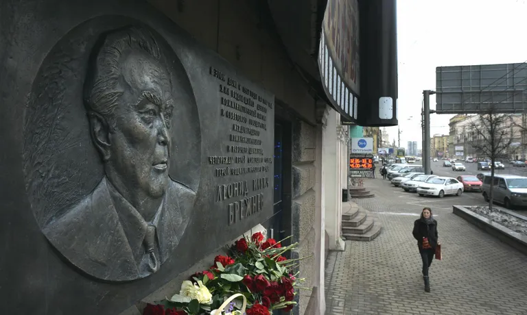 Mälestustahvel majal Moskvas Kutuzovi prospektil, kus elas Leonid Brežnev.