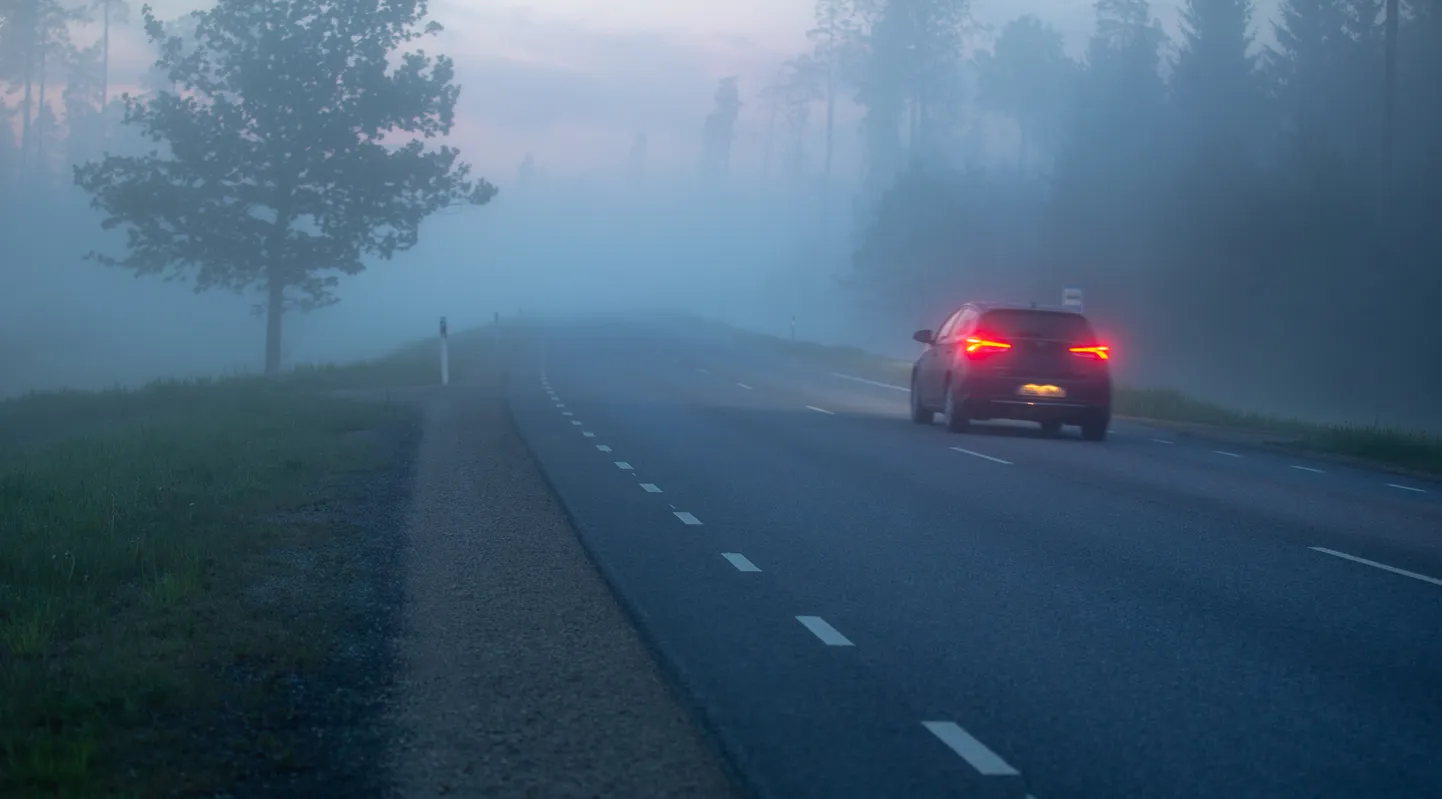 Udus sõitev auto. Foto on illustreeriv.
