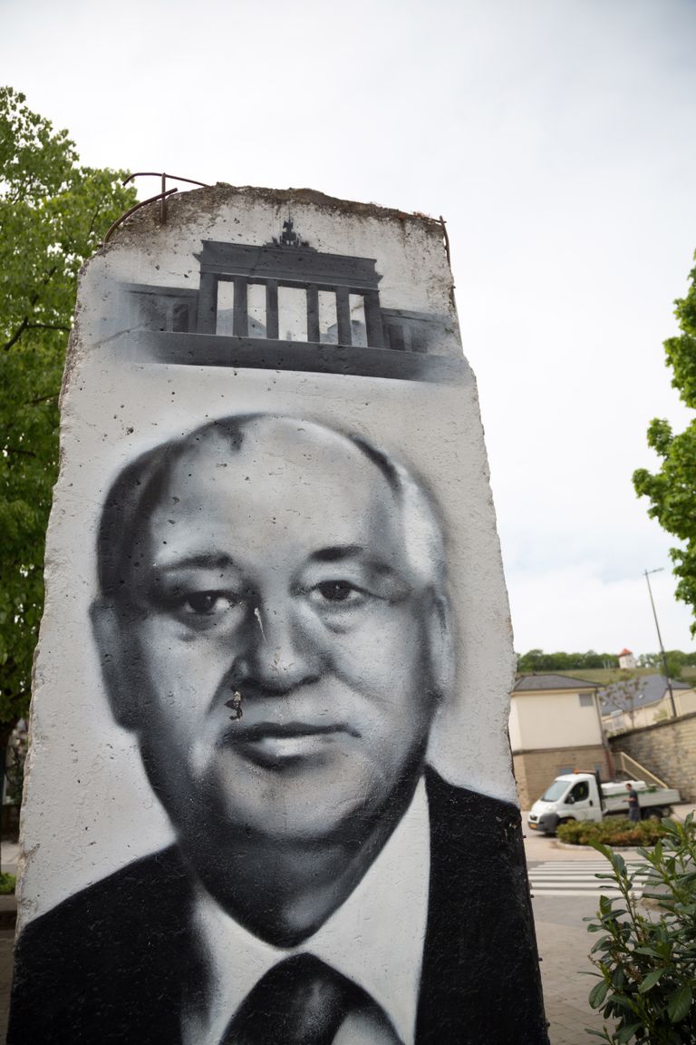 Berliini müüri osa Luksemburgis Schengenis, sellel on kujutatud Nõukogude Liidu ja Venemaa poliitikut ja ühiskonnategelast Mihhail Gorbatšovi ja Berliini Brandenburgi väravat