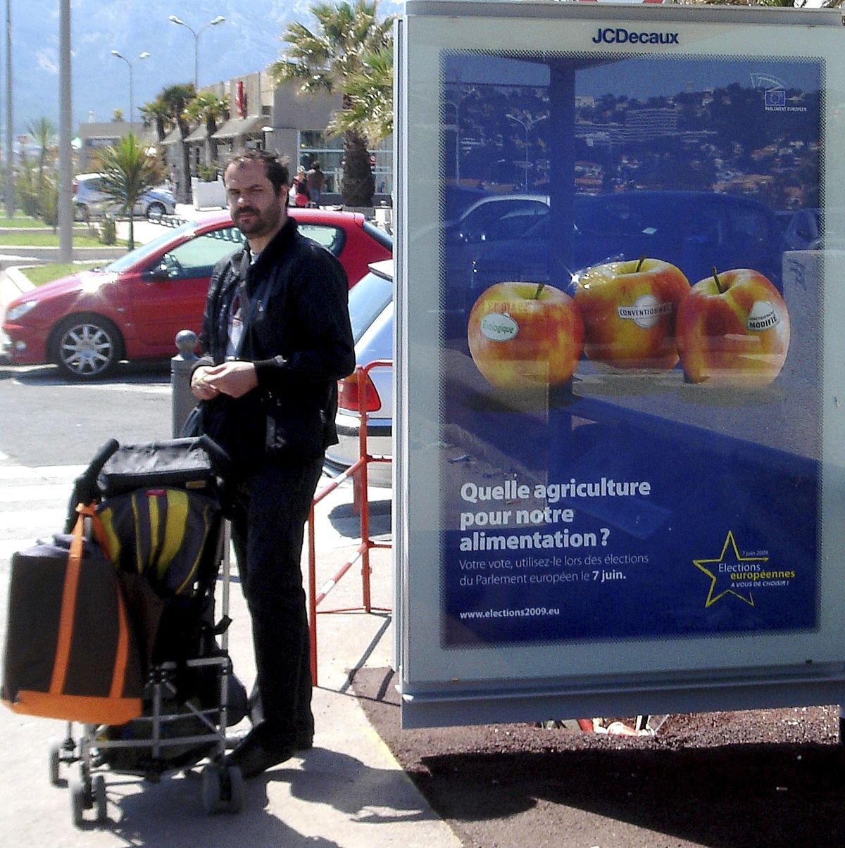 Реклама на одной из улиц Марселя, Франция, призывает людей голосовать на европейских выборах 2009 года.