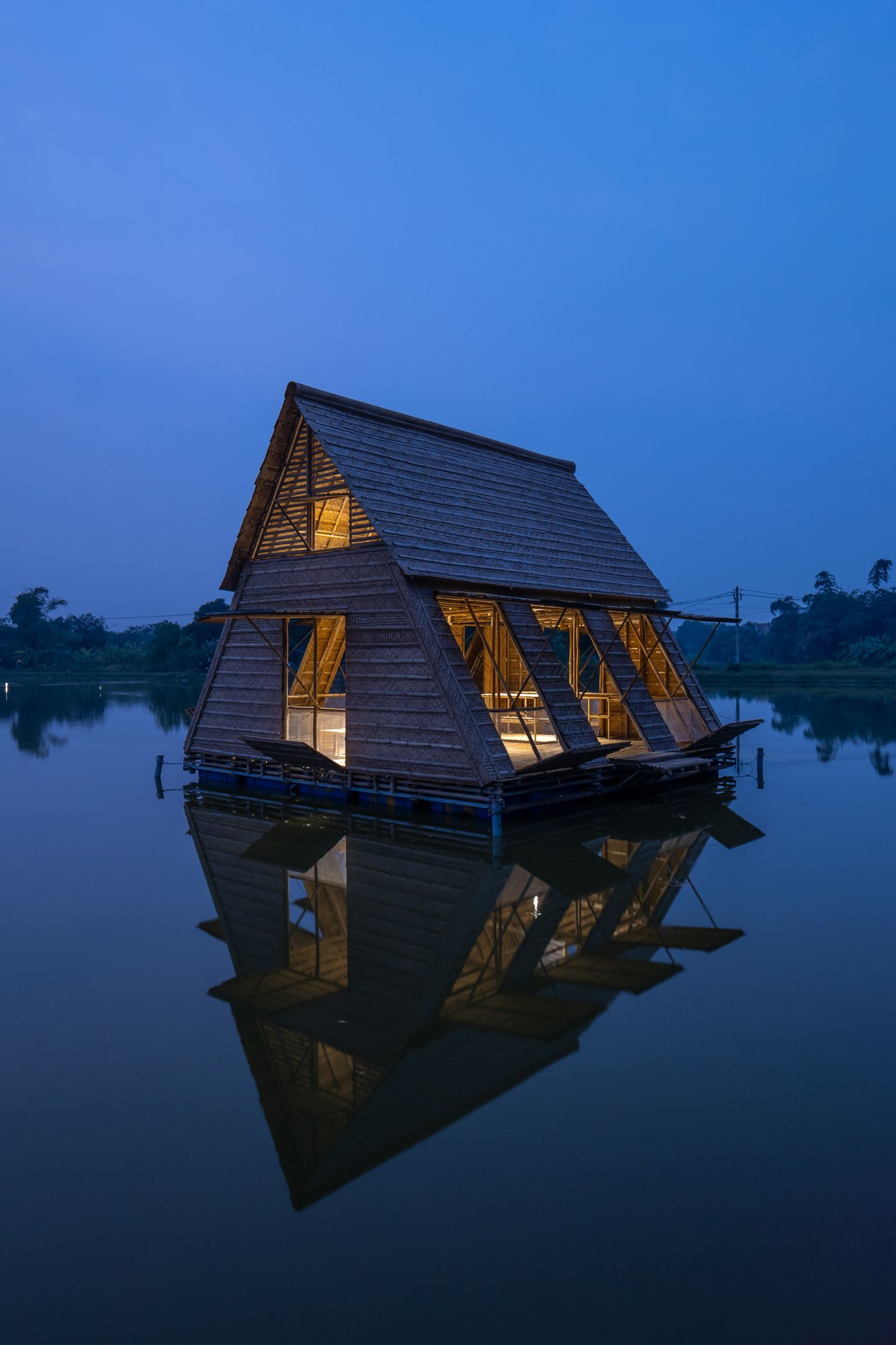 Плавучий дом из бамбука.