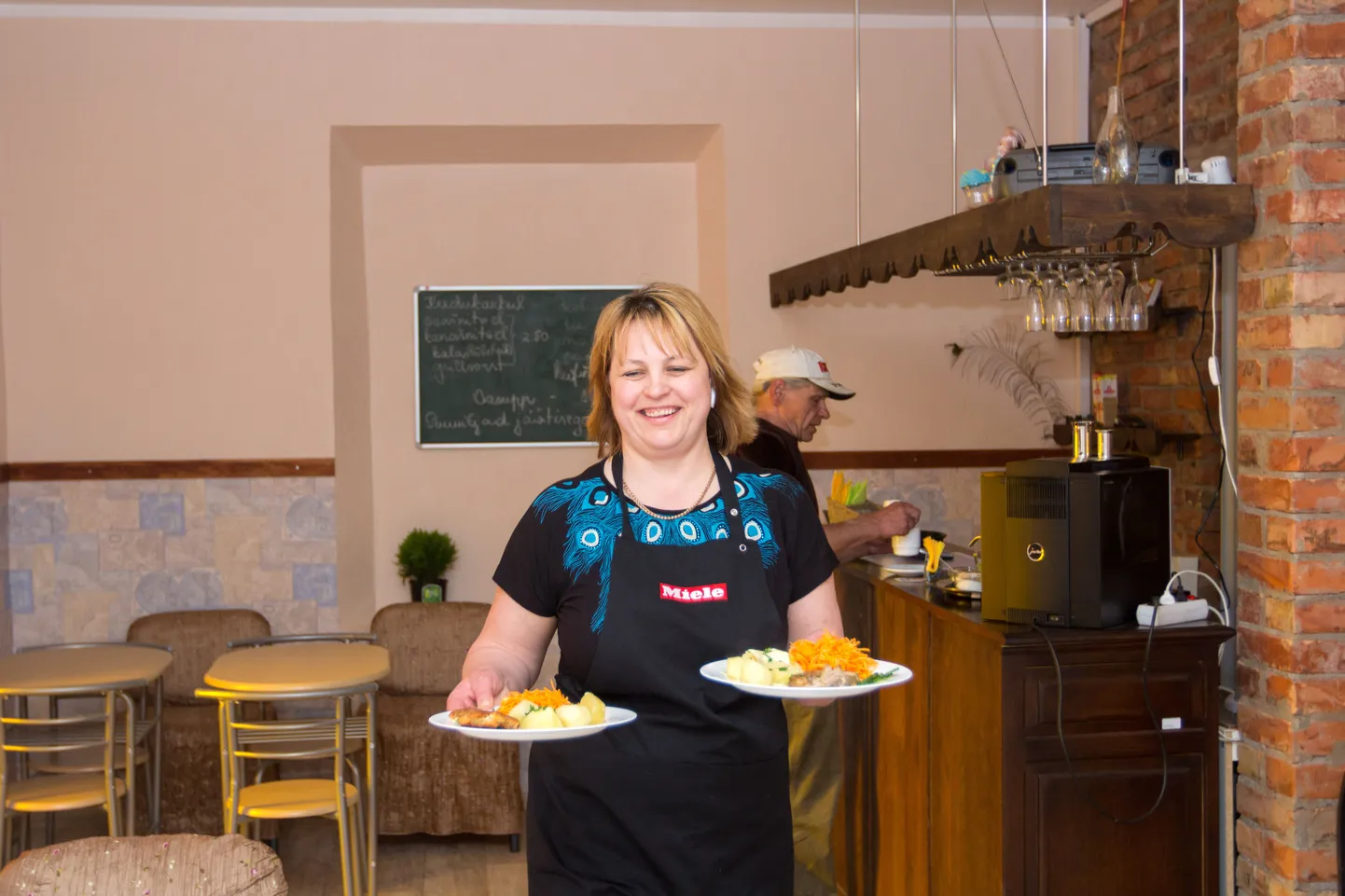 Rõõmsameelne ja sõbralik perenaine Eveli Sarv on pälvinud kohvikukülastajatelt rohkesti kiidusõnu.