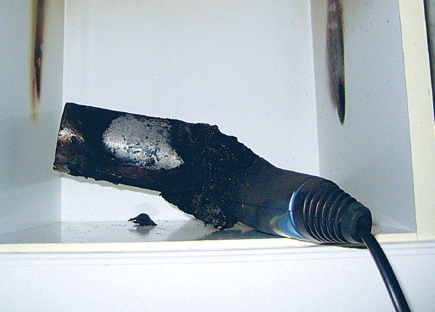 Сгоревший фен 21-летней жительницы Таллинна Лийзы на шкафчике в ее ванной комнате.
