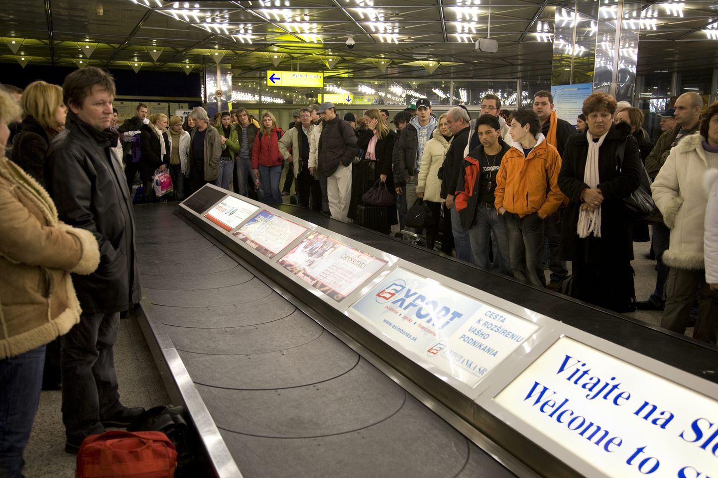 Bratislava lennujaamas pagasit ootavad reisijad.