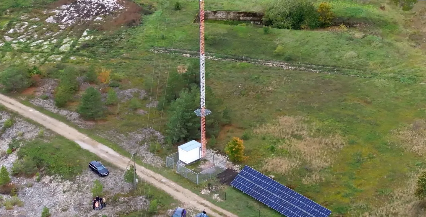 Mobiilimast päikesepaneelidega tagab võrgu rohelise energia abiga.