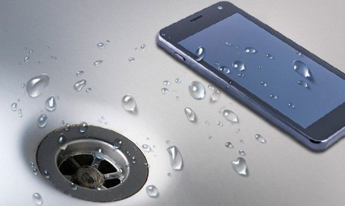 Убило от зарядки телефона. Смартфон в ванной. Зарядка смартфона в ванной. Смартфон в воде. В ванне с телефоном.