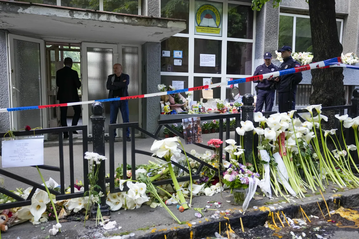 Politseinikud Belgradi koolitulistamise sündmuspaigal. Foto on illustratiivne.
