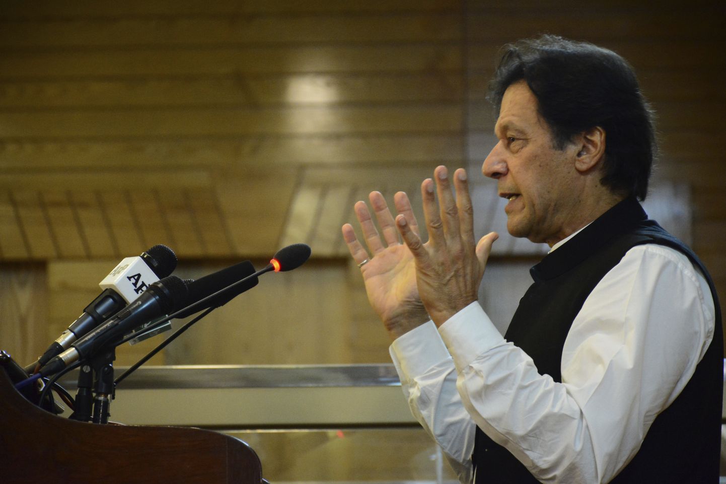 Pakistani peaminister Imran Khan kolmapäeval poolitatud Kashmiri Pakistani poole pealinnas Muzaffarabadis piirkonna parlamendis kõnet pidamas.