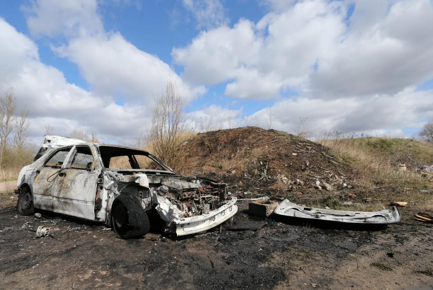 Avalikku kohta pikalt seisma jäänud romusõidukid meelitavad süütajaid, kes ei arvesta, et sellega kaasneb suur oht ümbruskonnale.