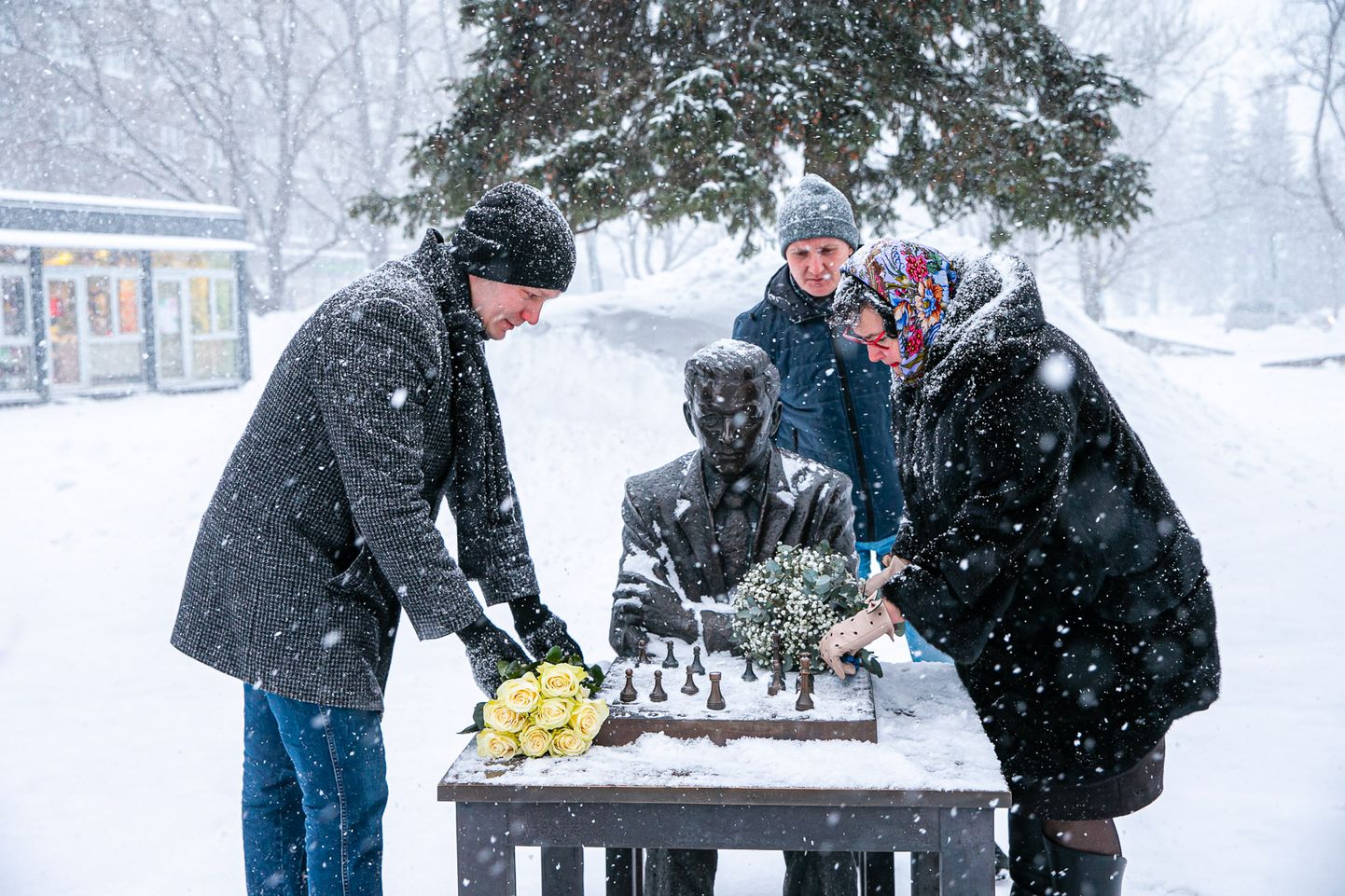 Максим Ильин и Катри Райк принесли цветы к памятнику Паулю Кересу в его день рождения.