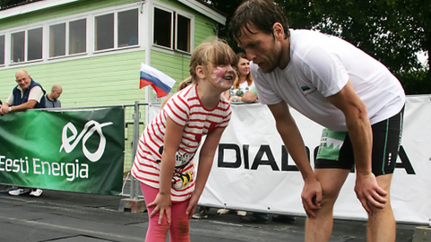 Aivar Luud on Iisaku staadionil just äsja lõpetanud 24 tundi kestnud üle 206 km pikkuse jooksu. Esimene, kes teda õnnitles, oli tema oma tütar.