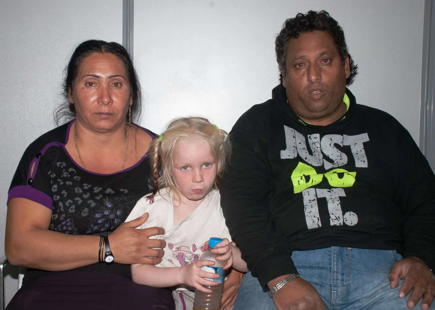 Kreeka mustlaslaagrist leitud väike blond Maria koos oma seniste hooldajate Christos Sali ja Selini Saliga.