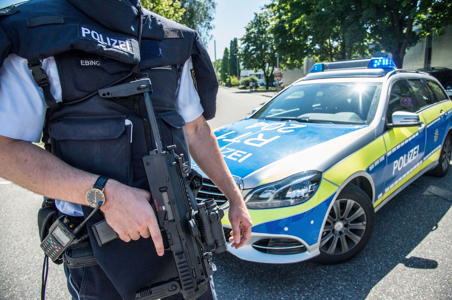 Politsei täna Esslingenis kooli ees valves.