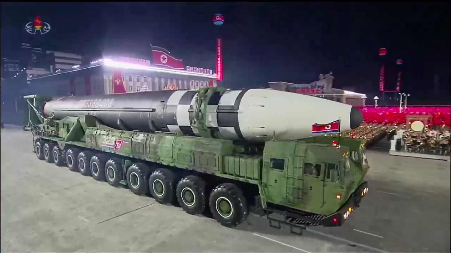 Põhja-Korea uus mandritevaheline ballistiline rakett sõjaväeparaadil Pyongyangis.