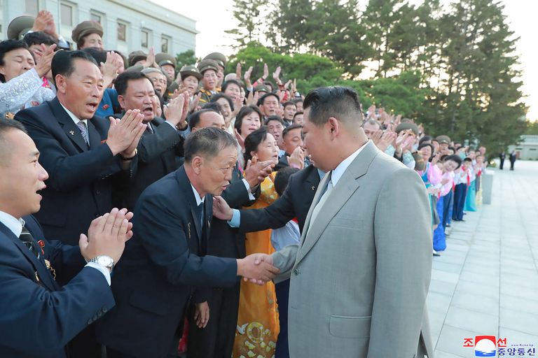Põhja-Korea liider Kim Jong-un kätlemas riigi 73. asutamisaastapäeva pidustuste raames inimesi