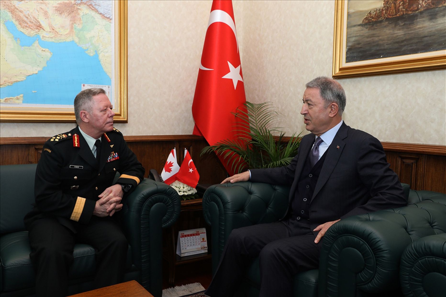 Türgi kaitseminister Hulusi Akar (paremal) ja Kanada relvajõudude ülem kindral Jonathan Vance 29. aprillil Ankaras kohtumas.