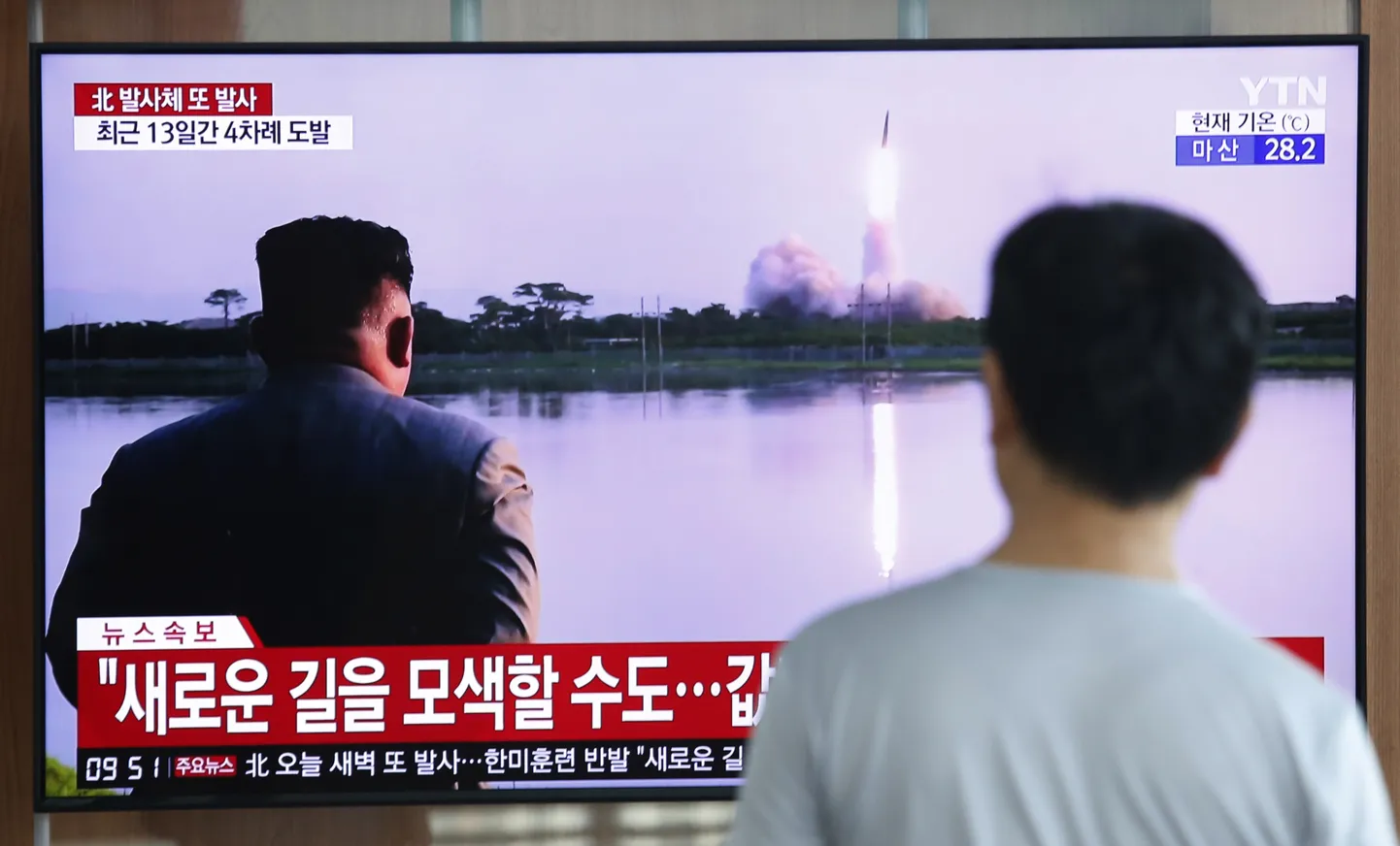 Mees vaatab Lõuna-Korea raudteejaama teleekraanilt uudistesaate videklippi Põhja-Korea raketikatsetusest.