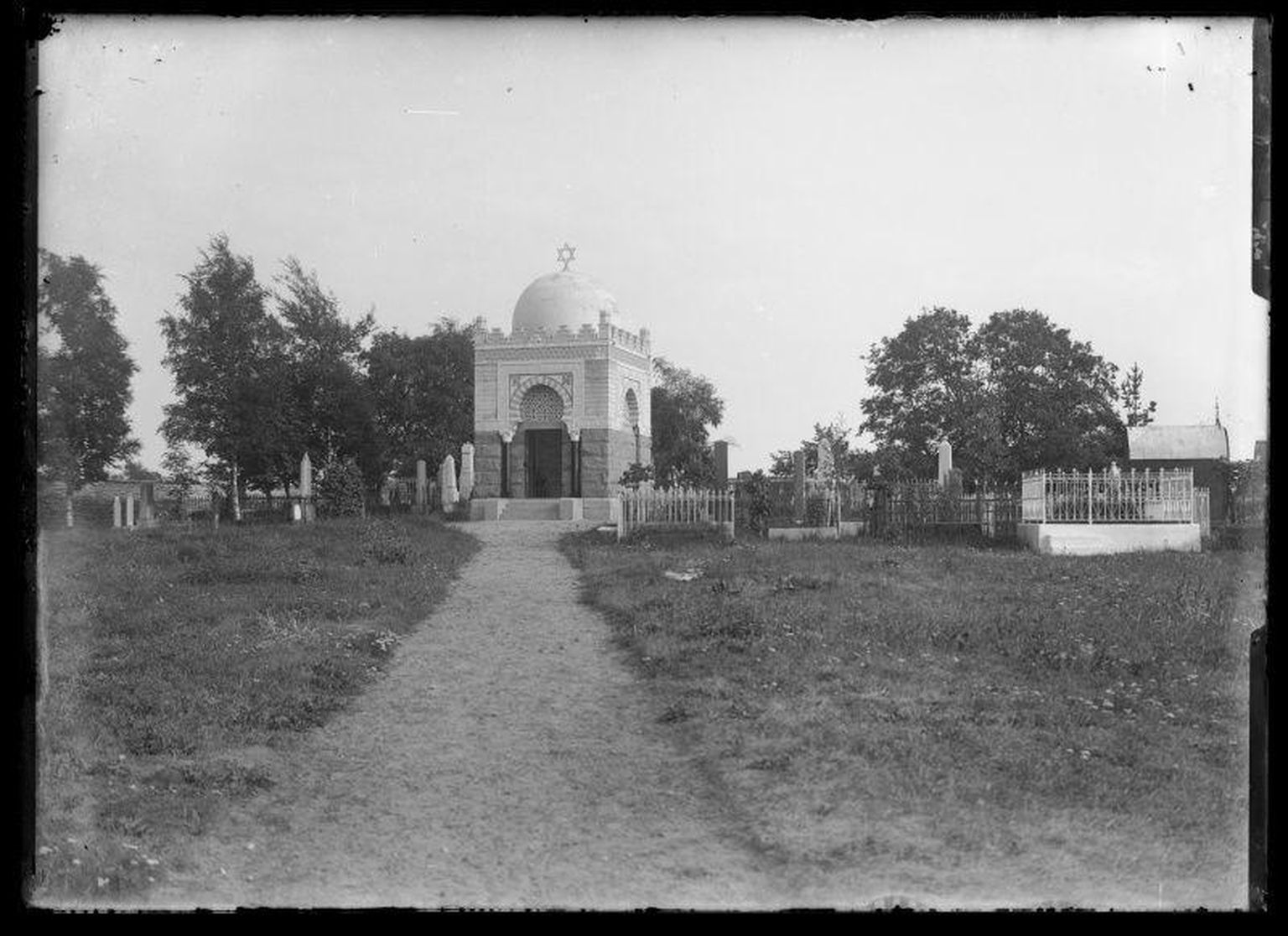 Kalmistul paiknenud mausoleum. Pühendatud sünagoogi rajamise initsiaatorile ja toonase juudi kogukonna juhile Shaje Levinovitšile. Projekteeris 1908. aastal arhitekt Jacques Rosenbaum, valmis 1910. aasta sügiseks. Hävitati koos kalmistuga.