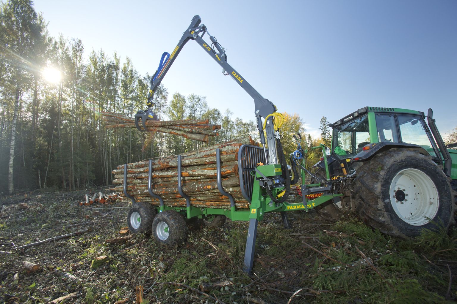 Farma uus tõstukiga varustatud metsaveohaagis, mis mõeldud üpris intensiivseks metsatööks ja millele hüdraulika abil pöörduv tiisel annab hea manööverdamisvõime.