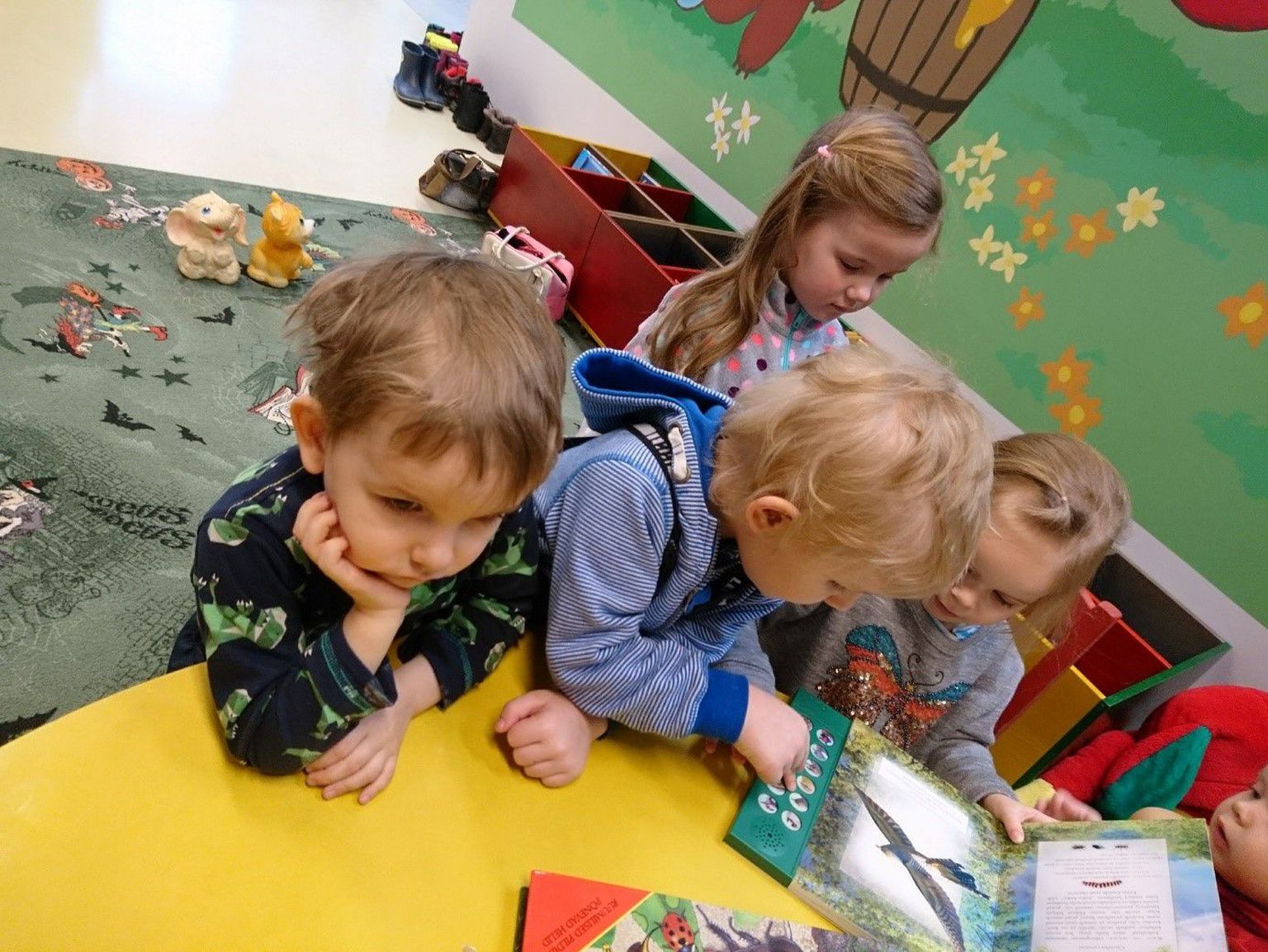 Emakeele päeva raames külastasid Tammsaare lasteaia lapsed Pärnu keskraamatukogu.