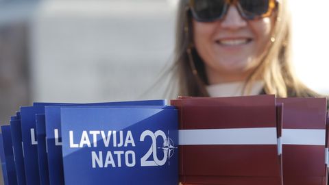 AK FOOKUS ⟩ Riigivalitsemise reformid ja tagasipöördumine kohustusliku kaitseteenistuse juurde – Läti tee NATOs