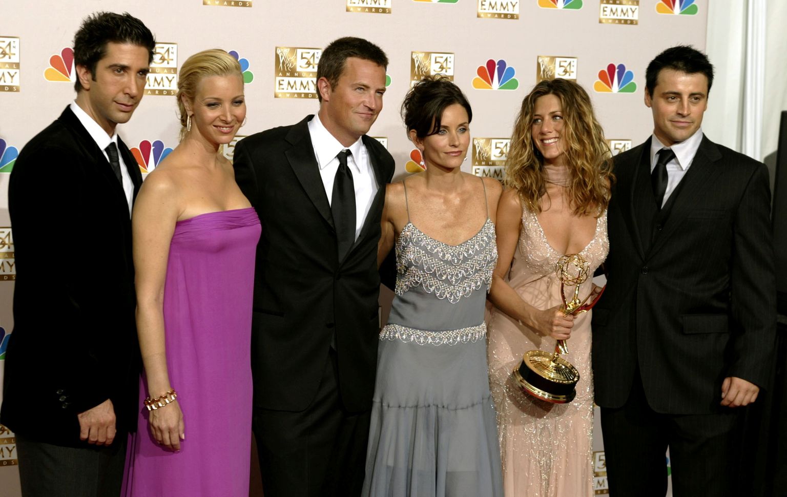 Komöödiasarja «Sõbrad» peategelased 22. septembril 2002 Emmy auhindade jagamisel Los Angeleses. Vasakult: David Schwimmer, Lisa Kudrow, Matthew Perry, Courteney Cox Arquette, Jennifer Aniston ja Matt LeBlanc