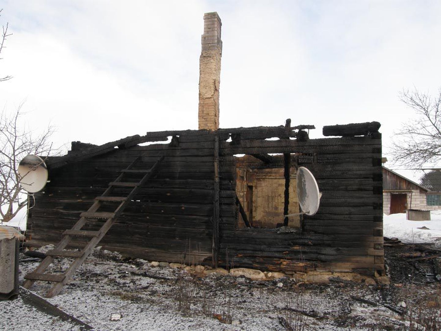Tarvastu vallas Marjamäe külas põles reedel elumaja.