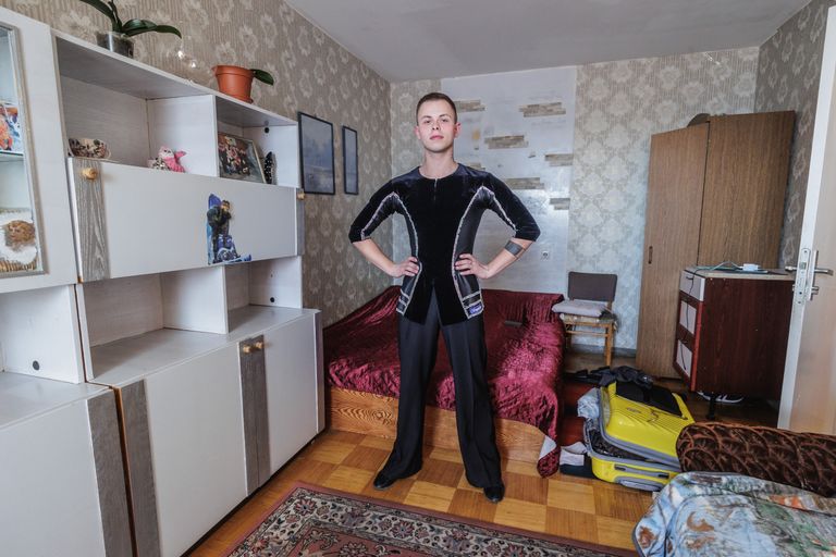 Мы попросили Олега примерить костюм за 1800 долларов