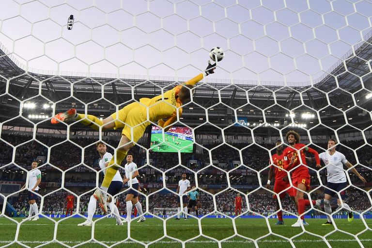 Belgia ründaja Adnan Januzaj lõi palli Inglismaa väravasse, väravavaht Jordan Pickford ei suutnud seda ära hoida