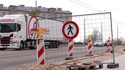 VIDEO ⟩ Viena nenovilkta līnija rada satiksmes haosu Pļavniekos