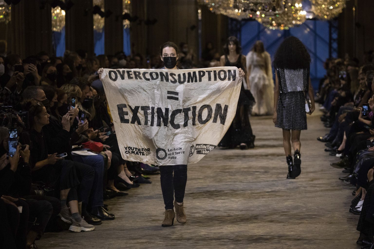 Pariisis Louis Vuittoni moemaja etendusel  astus lavale ökomässaja, kellel oli käes plakat kirjaga «Ületarbimine = väljasuremine».