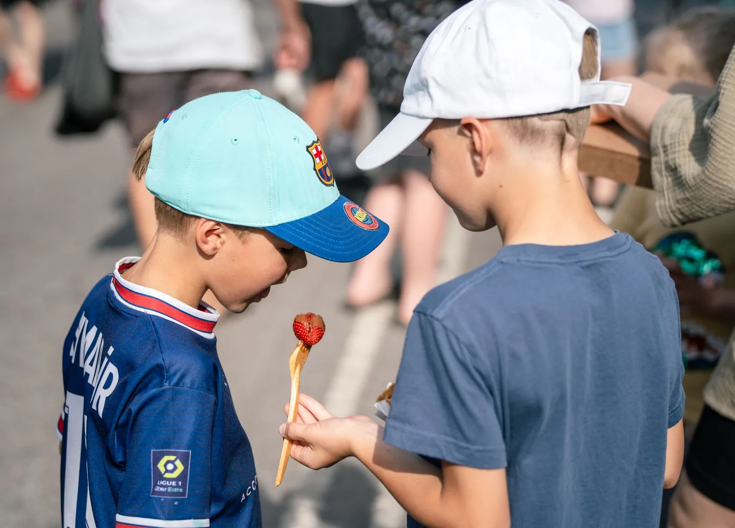 Pärnu Lai tänav täitub rikkaliku söögi ja joogivalikuga.
