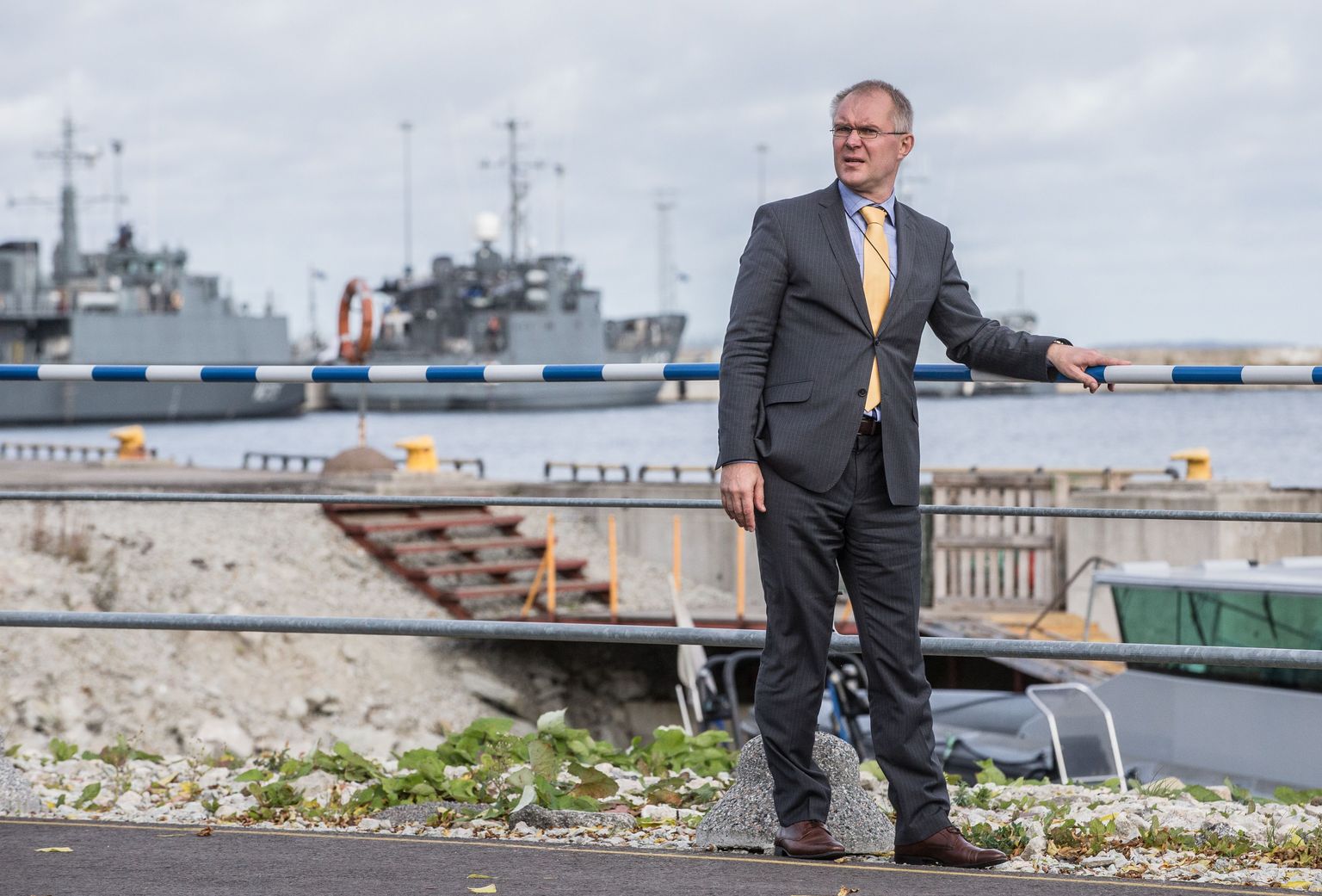 Kaitseminister Hannes Hanso läinud reedel Tallinna Miinisadamas. Tema üks prioriteete on Eesti kolm miinitõrjelaeva varustamine absoluutse tipptehnoloogiaga.