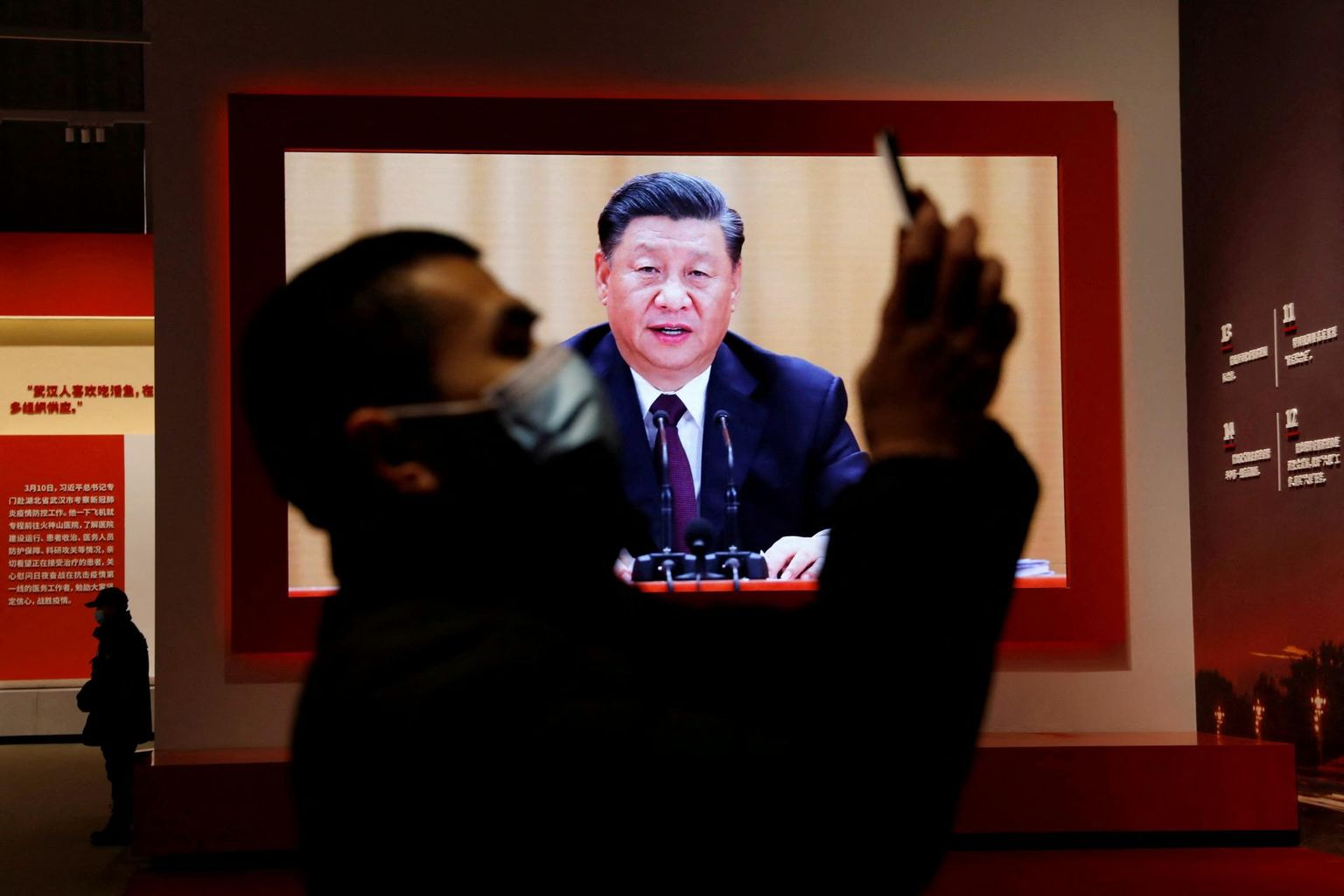 Hiina juht Xi on oma karmide koroonareeglitega hiinlaste hulgas rahulolematust kasvatanud. Pildil külastaja koroonapandeemia vastasele võitlusele pühendatud näitusel.