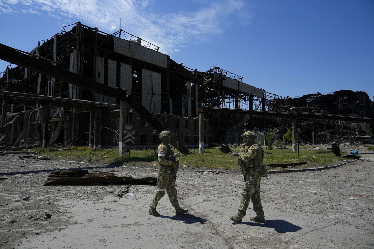 Krievijas karavīri pie izpostītās Mariupoles metalurģiskās rūpnīcas "Azovstaļ".