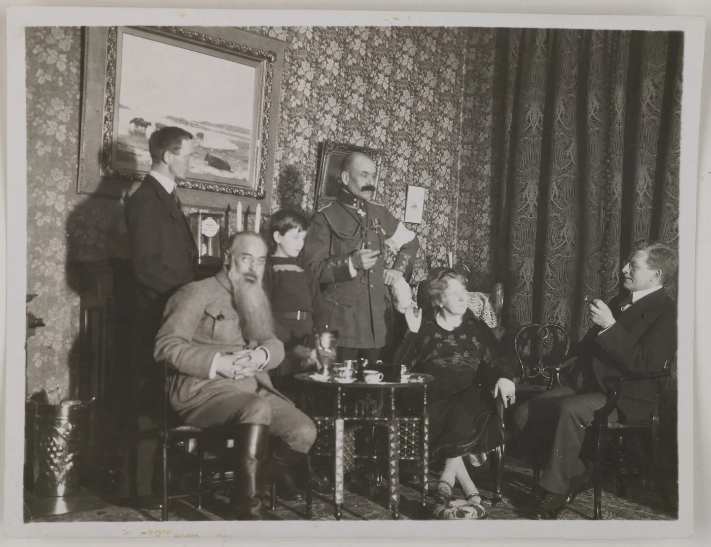 SOOME 100: Akseli Gallen-Kallela seltskonnas Mascha Heiroth, Dr. Perrit, Sigurd Wettenhovi-Aspa, Emil Wikström ja üks lapsuke. Helsinki, 1919. aastal