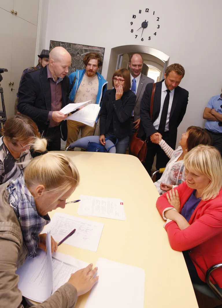 Tartu linna valimiskomisjoni liikmed eesotsas Jüri Mölderiga (taga vasakult teine) võtavad Tartu raekojas vastu kandideerimisdokumente kolmelt poliitiliselt jõult. Pildil on tagant vasakult vaadates valimisliidu Vabakund esindajad Siim Vatalin, Märt Põder ja Gea Kangilaski, IRLi  esindajad Peeter Laurson ja Margus Tsahkna ning sotside esindajad Heljo Pikhof ja Marika Saar. Ees vasakul istuvad valimiskomisjoni liikmed Aili Kask ja Anneli Apuhtin.