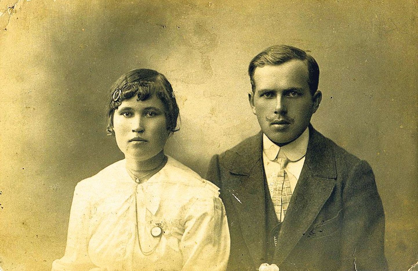 Rosalie ja August Raudsepp, eestlased, kelle kodu oli Peipsi taga Luuga rajoonis Antonovkas, kus nad kasvatasid üles viis last.