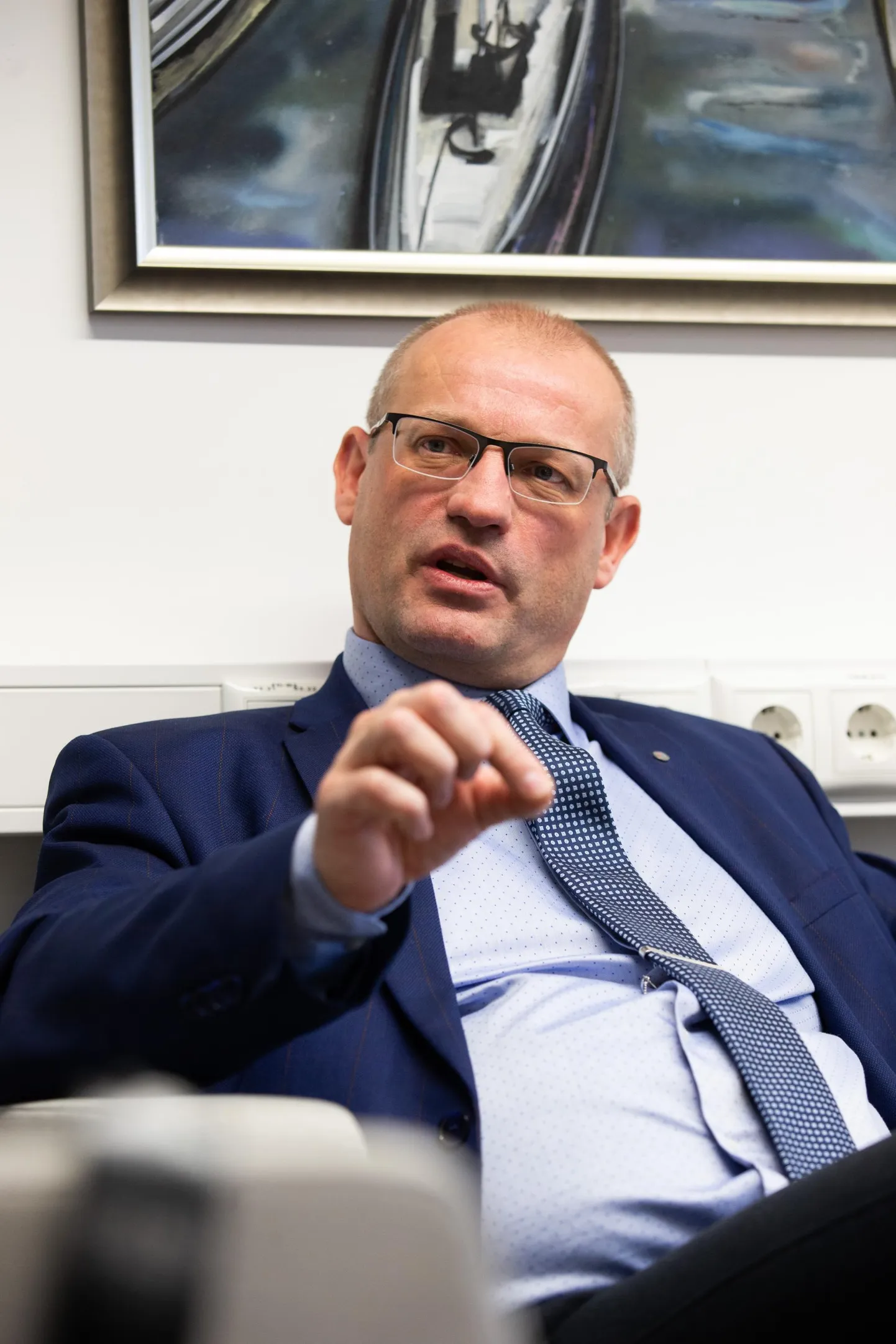 Tartu ülikooli kliinikumi juhatuse esimees Priit Eelmäe ütleb, et tippjuht peab olema niipalju suuremeelne, et ta suudab mõnest asjast üle olla. «Ma võtan umbusaldusavaldust, kui muutuste läbiviimise protsessi üht osa,» sõnas ta.