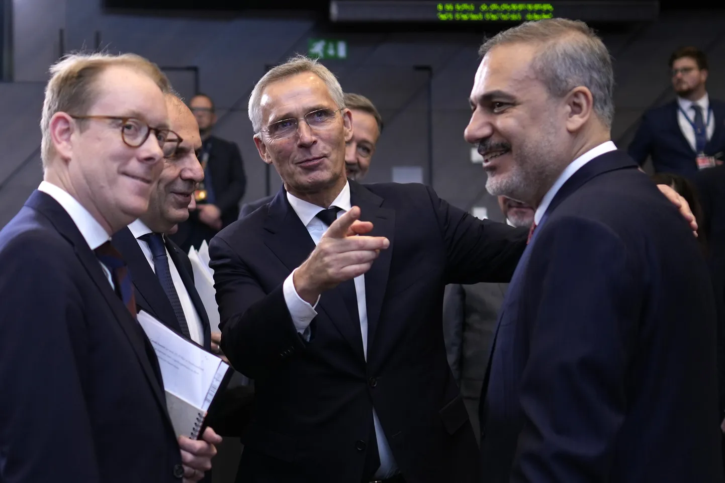 NATO peasekretär Jens Stoltenberg (keskel), Rootsi välisminister Tobias Billström (vasakul) ja Türgi välisminister Hakan Fidan (paremal) mullu novembri lõpus NATO peakorteris.