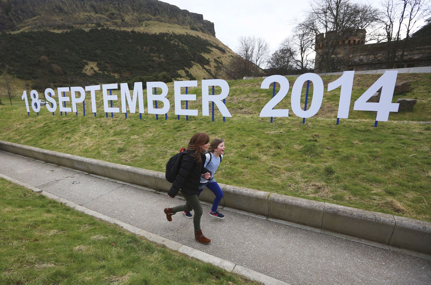 Šoti parlamendi ees asub silt, mis viitab iseseisvumisreferendumi kuupäevale.