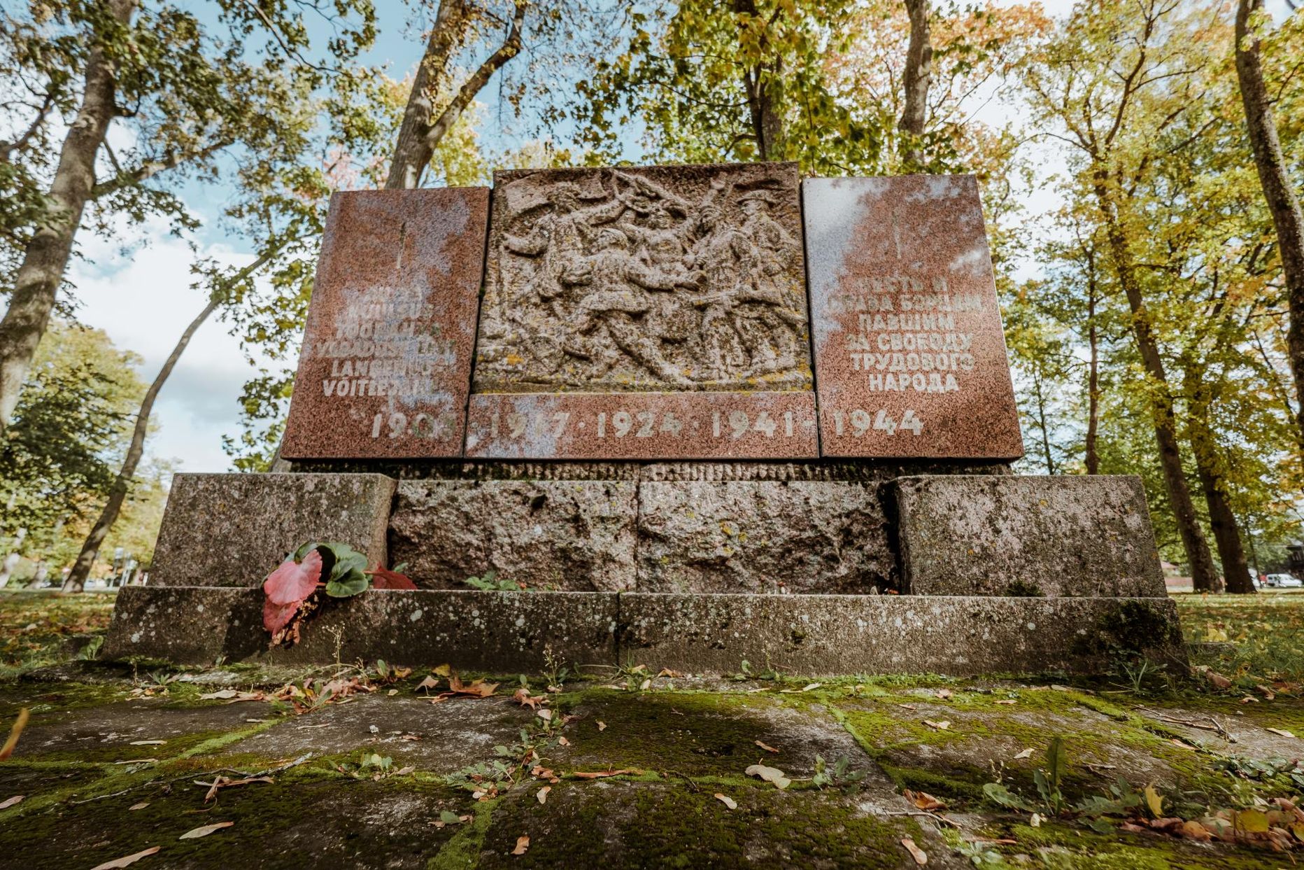 Juhan Raudsepa bareljeef, mis paigaldati Vanasse parki 1958. aastal, on oma laadilt tüüpiline tolle ajastu ideoloogiline monument, nagu neid püstitati Eesti linnadesse ja suurematesse asulatesse.