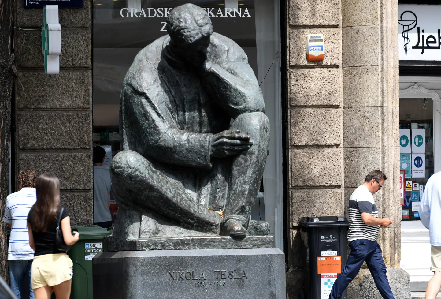 Nikola Tesla pronksskulptuur Zagrebi kesklinnas Horvaatias.