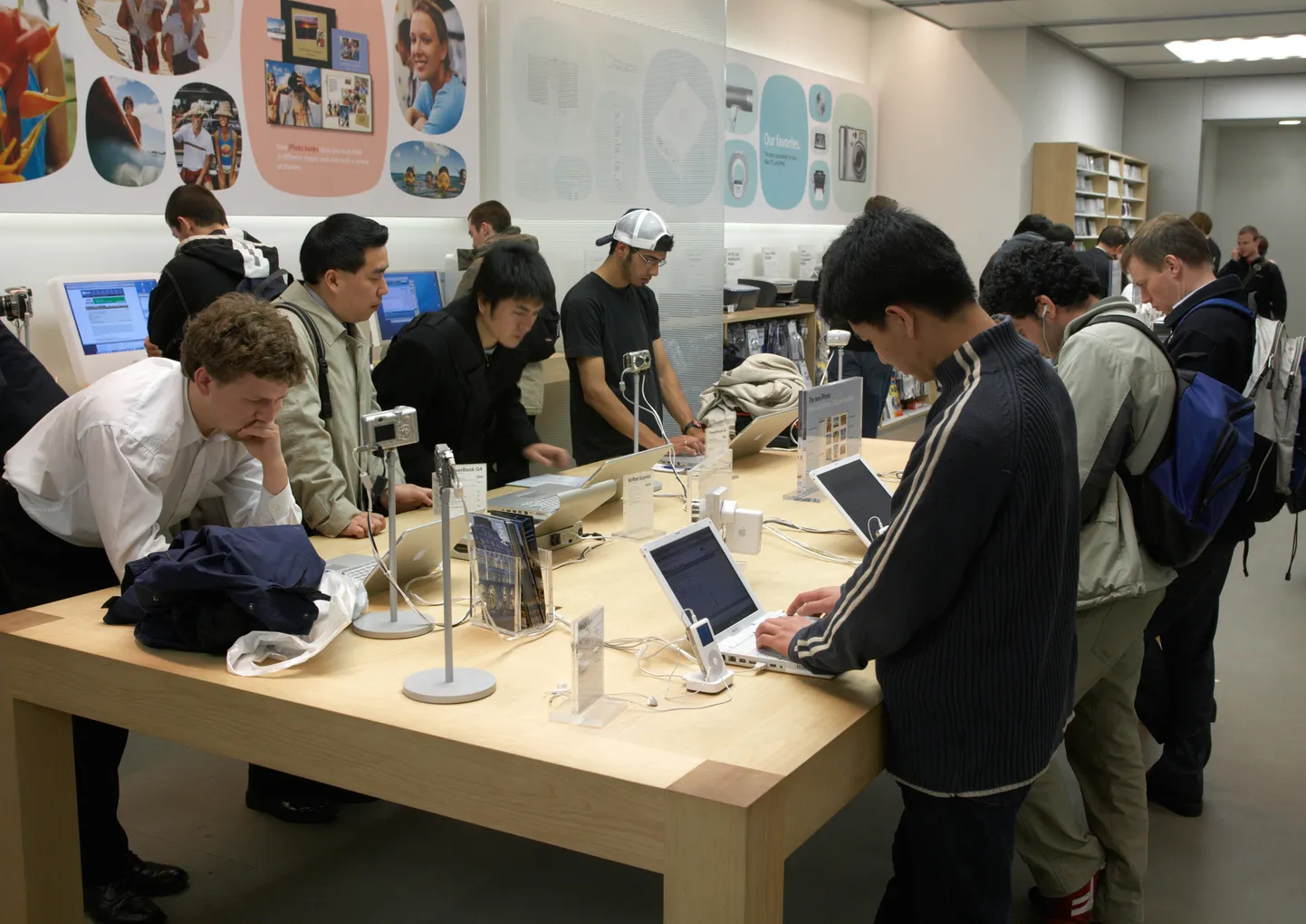 Kliendid Apple'i Londoni poes 2005. aastal.