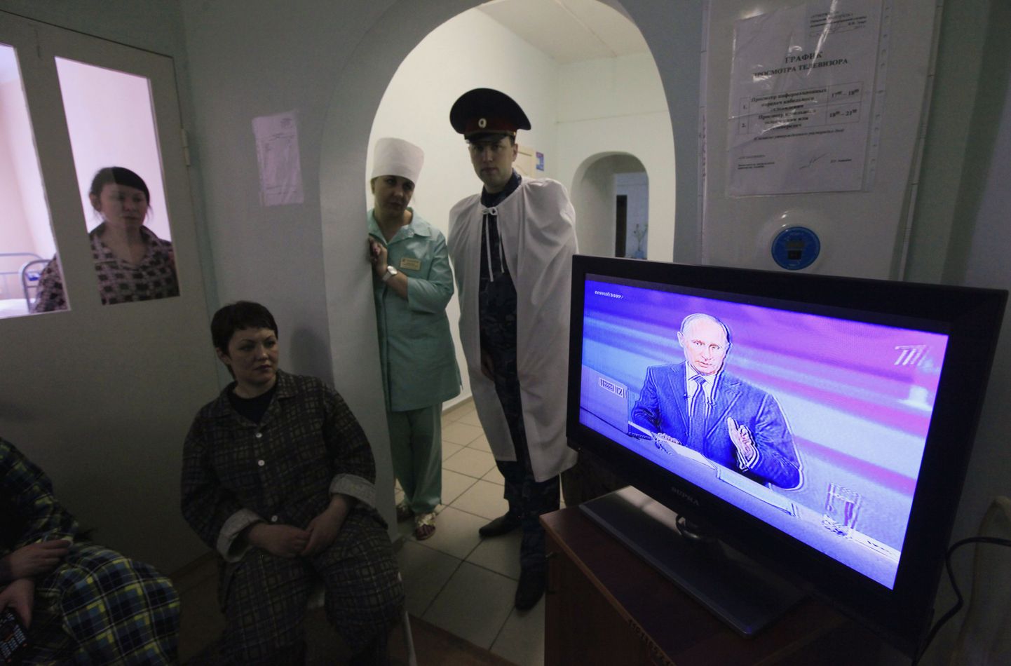 Krasnojarski vangla tuberkuloosihaigla patsiendid ja personal vaatavad Putini esinemise otseülekannet.