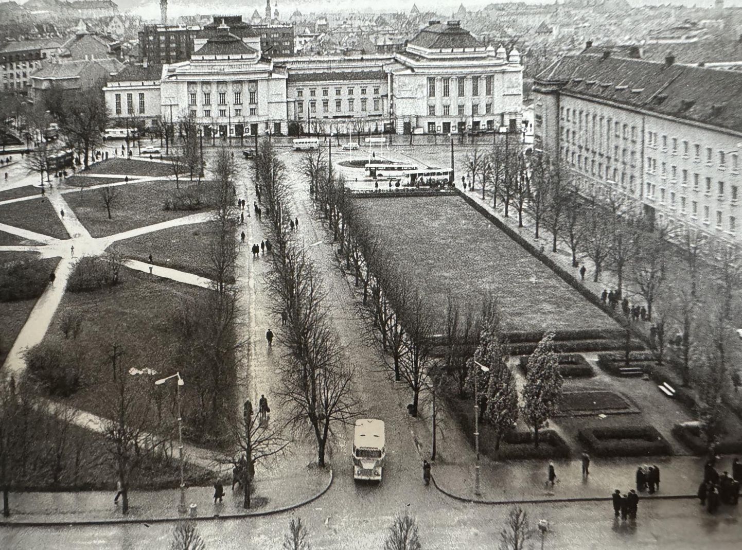 Площадь Красных стрелков в 1970 году. Через пятнадцать лет западный край площади был закрыт Домом политпросвещения, на месте которого в конце нулевых был построен торгово-развлекательный центр Solaris.