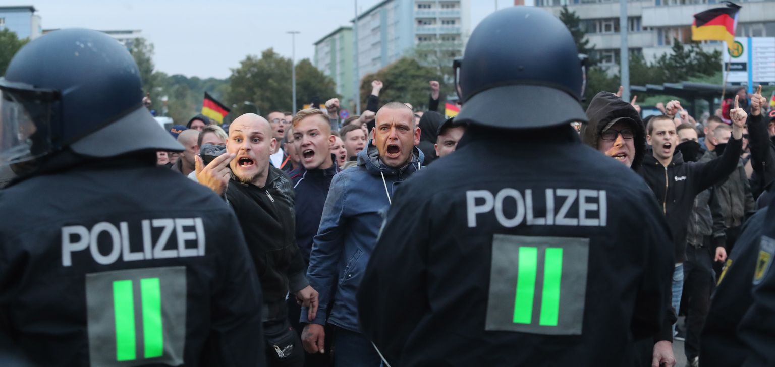 Labējā spārna protestētāji Kemnicē protestē pret imigrāciju Vācijā.